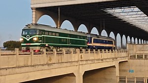 【中国铁路】老带新人双机4B 9251牵引8B 5447开51868通过淮安站