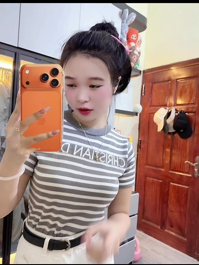 Test Cam on iPhone 17 Pro Max Featuring Lê Yến