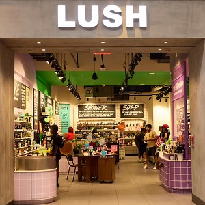 Your holiday shopping destination awaits at New York City’s largest shopping center, The Mall at Bay Plaza, located in the Bronx. Explore a three-level shopping experience and discover 150 stores and restaurants including Apple, Sephora, Macy’s, Nike, Victoria’s Secret, Build-A-Bear, Lush and more! | Mall at Bay Plaza