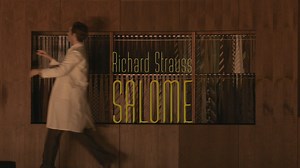 Wer ist diese Salome, die der Bibel entstiegen ist und mit deren Liebes- und Todeslust wir seit Jahrhunderten konfrontiert sind? Richard Strauss antwortete auf Oscar Wildes sinnlich-ästhetische Textform mit avantgardistischen Mitteln und komponierte eine „harmonische Tour de force“, eine „beabsichtigte Kakophonie“ (beides Lawrence Gilman), in der „jede Note sitzt“. (Gustav Mahler). SALOME schlug 1905 in die deutsche Kulturlandschaft ein wie eine Bombe. Regisseur Claus Guth siedelt das Grauen der