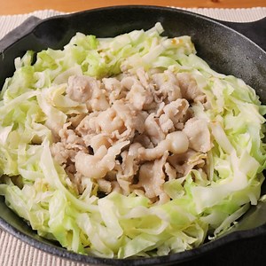 キャベツが沢山食べられる 豚バラポン酢ガーリック炒め 作り方・レシピ | クラシル