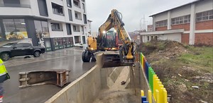 Sot 10.01.2026 vazhdojnë pastrimet e kanaleve të hapura dhe sedimentueseve në Komunën e Pejës. | Drejtoria për punë komunale dhe shërbime publike