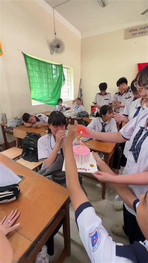 Tổ chức sinh nhật bất ngờ cho lớp 12A9