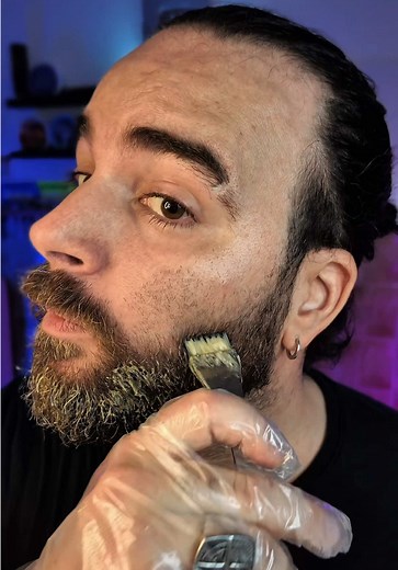 HO SBAGLIATO tinta barba l’anno scorso ma quest’anno…😳👨🏻‍🦳❌🧔🏻‍♂️ Questa volta ho scelto Just For Men CASTANO CHIARO perché sulla mia barba le tonalità scure diventano troppo finte 👀 Non è venuta super naturale… ma il risultato finale è davvero ottimo 🔥 Ora vediamo quanto durerà ⏳ Tra 7 giorni sarà ancora uniforme oppure si scaricherà? Ps: l’ho comprata su Amazon 📦 #tinta #barba #lostregonedellabarba #mensgrooming #hairdye