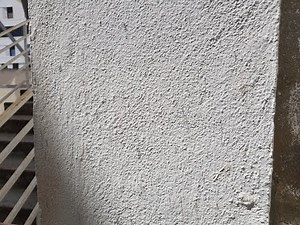 Comment enduire un mur crepi