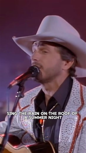 Who’s singing about the #Heartland with us today? 🤠 #GeorgeStrait #CountryMusic