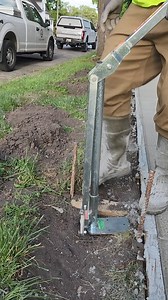 Pull concrete stakes with ease and save your back, concrete and time! 💪 The JackJaw 200 Concrete Stake Puller is designed to: ✔ Easily pull form stakes, “T” posts and string line stakes ✔ Pull stakes straight up out of the ground without bending them or breaking the fresh concrete 💪 A 50lb push generates a massive 1050lbs of gripping force 450lb upward breakout force on the stake ⭐ Satisfaction guaranteed or your money back! 🇺🇸 Proudly made in the USA 🇺🇸 Get 10% OFF today! ➡️ Use code FB10
