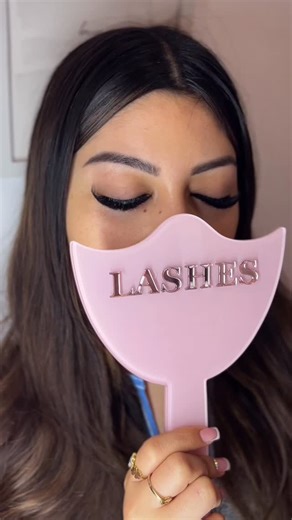 Lashes AndNails on Instagram: "✨ Pestañas 6D en Volumen Tecnológico ✨ ¿Te imaginas llevar un volumen intenso, definido y súper ligero al mismo tiempo? 💫 Con la técnica 6D en volumen tecnológico creamos abanicos ultraligeros que multiplican tu densidad sin sobrecargar tus pestañas naturales. El resultado: una mirada profunda y uniforme 🤩💖 💗Beneficios: ✔️ Volumen elevado sin peso ✔️ Acabado perfecto fibra por fibra ✔️ Abanicos simétricos y controlados ✔️ Mirada más llena, intensa y glamorosa ✔