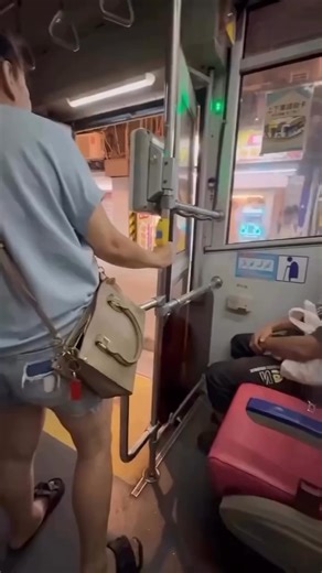 Testosterone on Instagram‎: "Dubai is now building such "Smart Roads" which will control traffic lights by considering traffic themselves! This technology uses tiny sensors to monitor car movements at all times... Ultra-sensitive sensors are being installed inside these roads that detect the speed, density and direction of vehicles every second. The system itself decides which signal to defeat and where to reduce the crowd. Meaning— ❌ No manual control ❌ No traffic jam guesswork ✅ Pure AI brain 