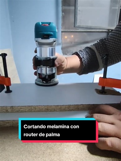 Cortando melamina con router de palma: guía práctica