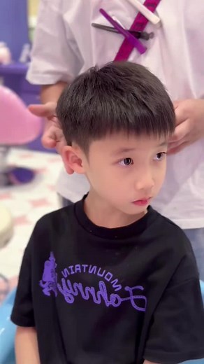 Kiểu tóc ngắn phá cách cho bé trai phong cách Hàn Quốc