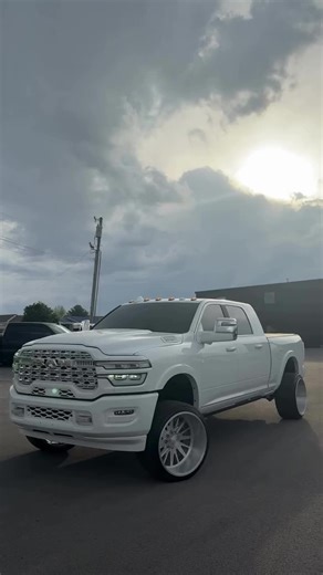 Chat Dynamics in the 6th Generation