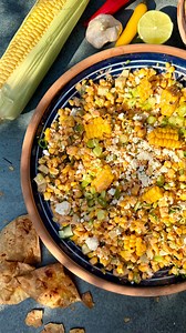 MAJSSALAT 🌽 Smager SÅ lækkert - og nemt at lave. Perfekt som tilbehør eller bare med sprøde tortilla chips. Find opskriften her 👇 Du skal bruge: - 4 majskolber (ca. 450 g) - 3 spsk creme fraiche 38% - 2 spsk friskpresset limesaft - 1 tsk limeskal (usprøjtet) - 1 knust fed hvidløg - 1½ tsk røget paprika - 1½ tsk salt - ½ agurk, i små stykker - 2 forårsløg, fintsnittede - 1 finthakket grøn chilipeber - 50 g smuldret salatost - Tortillachips med salt Fremgangsmåde: 1. Grill majskolberne ved høj v