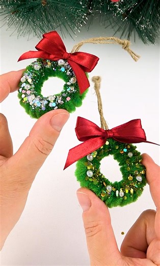 13 DIY Christmas Crafts #fblifestyle | DIY by Pipe-Cleaner-Crafts B