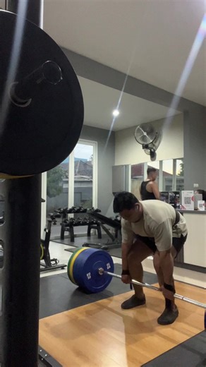 Foreshadowing a 200kg Deadlift Mistake in the Gym