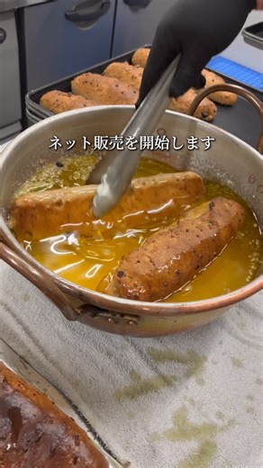 &Brezel on Instagram: "シュトーレンのネット予約を開始いたします🇩🇪 インスタのURLにリンクを掲載しております 天然酵母の生地に本場ドイツのクリスマス菓子にかせない香り高いこだわりのスパイス。 さらに、無添加・無着色で安心してお召し上がりいただける素材だけを厳選。 特に、アーモンドの豊かな風味が特徴のドイツ産リューベッカ社の最高級マジパンを贅沢に使用し、深いコクとしっとりとした味わいを生み出しています。 🥨アプリでの配送限定🥨 12月7日までお一人様500円オフクーポン💫 クーボンコード【111】"