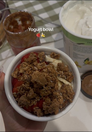 De mis snacks favoritos 🍌🍓 súper fácil rápido y deli 😋 @Chobani México @Purely Elizabeth #yogurtbowl #snacksaludable #snackideas