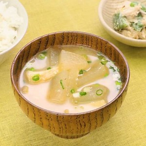 ほっとあたたまる♪ 冬瓜と油揚げの味噌汁のレシピ動画・作り方 | デリッシュキッチン