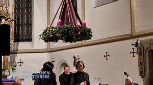 Heute gab es ein vorweihnachtliches Musikerlebnis der besondern Art. Paul Kotek und Claudia Haberl organisierten ein beeindruckendes Gute Töne zur Weihnachtszeit - Benefizkonzert. Der Erlös kommt zu 100% dem Sozialausschuss und somit Menschen Seewalchens in Ausnahmesituationen zu Gute. Danke den Musikern: Paul Kotek, Renate Mayer Haas, Margit Kotek, James Hornsby, Roland Mayer, Roland Fuchs, Gerhard Altmanninger, Bernhard Gierlinger und den Unterstützern des Gemeinderates: Claudia Haberl (ÖVP), 