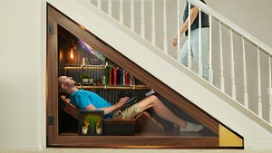 我在楼梯下建了一个迷你办公室