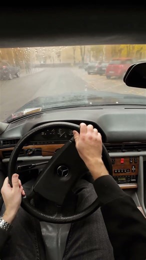 Driving an old S-Class on a rainy day Mercedes w126 300 SD #w126 #classicmercedes #mercedes #car