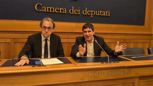 🔴🟢DIRETTA CONFERENZA STAMPA: EPSTEIN FILES Parleremo degli sviluppi italiani degli Epstein Files, che nelle scorse settimane hanno chiamato in causa esponenti del governo e partiti della maggioranza. Intervengono, tra gli altri Angelo Bonelli e Nicola Fratoianni. 👇 | Europa Verde - Verdi