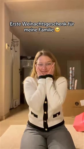 Alisha Taş on Instagram: "Das erste Mal Weihnachten, bei dem ich wieder meine Familie habe, die ich beschenken durfte. Und ich möchte gleich von Anfang an sagen: Ja, ich habe es mit einem komischen Geschenk-Paketband eingepackt, aber ich hatte in dem Moment nichts anderes da. Außerdem musste das Paket vor Weihnachten noch raus, weshalb ich dann genau dieses genommen habe, bricht es jetzt jemanden das Bein ? Nein .. Aber ich denke, das Wichtige daran ist nicht das Paketband, sondern die Geste und