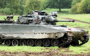 训练中的瑞典Strv 122坦克、Strf 90战车