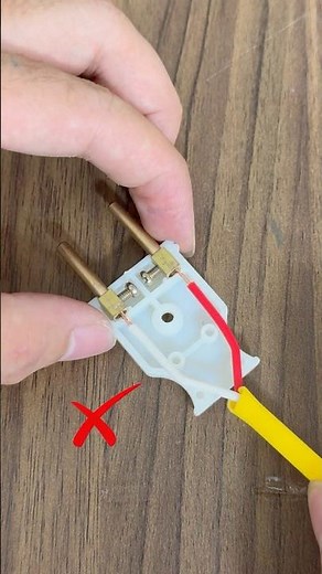 Expert Electrician Shares SAFE Way to Wire a Plug