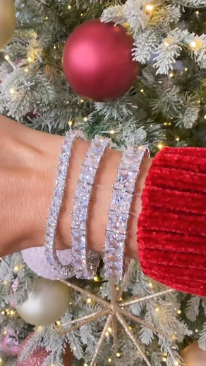 Modern, clean, and absolutely dazzling! Meet the Princess Cut Diamonique Tennis Bracelet.✨ This square cut is a favorite for its contemporary style and stunning geometric sparkle. It offers clean, sharp lines for a fashion-forward look that stacks beautifully. Layer different sizes—like the 4mm, 6mm, and 8mm—for a bold, dimensional stack that commands attention. Seriously, putting on jewelry shouldn't be a workout. 🏋️ This gorgeous piece features a simple magnetic clasp, so you can wear your sp
