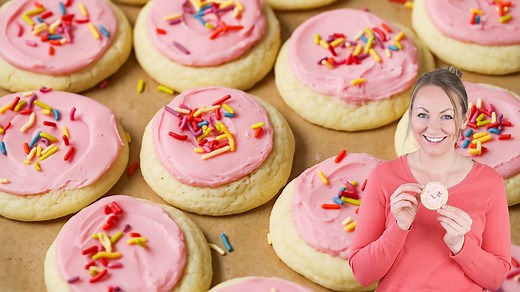 RECIPE: https://sugarspunrun.com/soft-frosted-sugar-cookies/ Super soft frosted sugar cookies with no chilling, rolling pins, or cookie cutters required! Top them off with sweet vanilla buttercream and plenty of sprinkles. | Sugar Spun Run