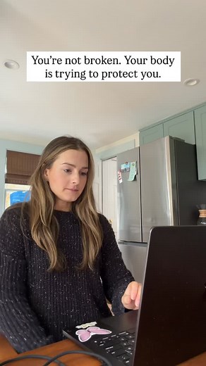 When I was struggling with reflux and LPR, I used to think something was “wrong” with me. But what I eventually learned is that symptoms are often your gut and nervous system saying, “I’m overwhelmed… please slow down.” And when you start listening to those messages, things begin to shift. Here are a few things that made a real difference for me: -Your body reacts to how you eat and how you feel while eating, not just what you eat. Stress changes everything. -Taking a few slow breaths before a m