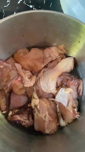 🍗 Low Budget Chicken Afritada? Yes, it’s possible! 🍅Whip up this classic Filipino favorite without breaking the bank! Perfect for students, budget cooks, or anyone craving comfort food on a tight budget. 👩‍🍳✨Swipe up / Watch now and see how we made it masarap kahit tipid! 💸🔥⚠️ Disclaimer:This recipe is made with affordability in mind and may include alternative ingredients or simplified steps. Taste and technique may vary from traditional methods. Cook with heart, not hate! 💖✌️#ChickenAfr