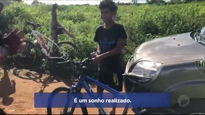 6.3M views · 25K reactions | Boa ação  Márcio, de apenas 12 anos, ajudou ciclistas em apuros e os integrantes do grupo deram uma bicicleta novinha para ele ‍♂✨ Confira na matéria do Programa Hoje em Dia! • Acompanhe a programação da Record TV 24h por dia e as íntegras de todos os programas pelo celular, tablet ou computador no PlayPlus. Acesse: PlayPlus.com | Programa Hoje em Dia | Facebook