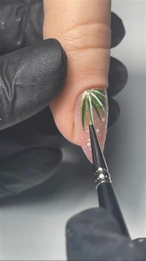 Celebrate the holiday season with red and gold glitter nails that shimmer like Christmas lights. Perfect for festive parties and cozy winter vibes! | Haippo Toor Harpreet Kaur