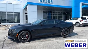 💨 𝙎𝙡𝙚𝙚𝙠 𝘿𝙚𝙨𝙞𝙜𝙣, 𝙐𝙣𝙛𝙤𝙧𝙜𝙚𝙩𝙩𝙖𝙗𝙡𝙚 𝙋𝙧𝙚𝙨𝙚𝙣𝙘𝙚! 💨 Turn heads wherever you go with the 2022 Camaro's bold and aggressive design. From its iconic front grille to the sculpted body lines, this masterpiece exudes style and confidence like no other. Get ready to be the center of attention on every road. ⭐️ 2022 #ChevyCamaro2SS ⭐️ ◆ Highlights: 3.1k miles, parking sensors/assist, push-to-start, keyless entry, forward collision warning, blind spot monitoring, moonroof, red Bre