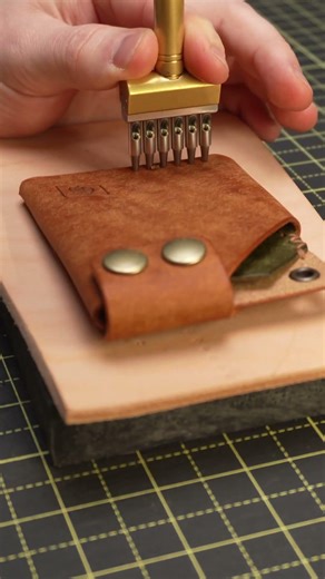 ASMR Leathercraft | Hammering Stitching Holes on a Minimalist Wallet (Pueblo Cognac & Olive)