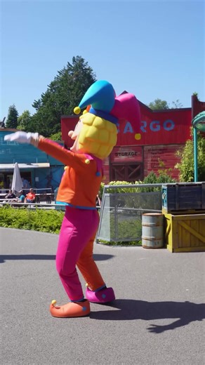 🎢 Bagatelle, c'est chaque jour plus de 35 attractions et un spectacle ! Mais c'est aussi ça : rencontrer Baggy pour le plus grand bonheur des enfants... et des grands ! | Parc Bagatelle
