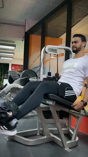 La mejor forma de hacer extensiones de rodilla en máquina para cuádriceps, si tu meta es hipertrofia, es centrarnos en la fase excéntrica del movimiento cuando el músculo está experimentando el mayor grado de estiramiento, bajando despacio, con control y lo más profundo posible (todo esto con un peso que domines bien y te lleve al fallo en el rango de reps en el que desees trabajar). Esto es más evidencia sobre el gran poste vial del estiramiento bajo carga. ¡Síguenos para más! #legextension #cu