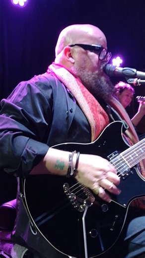 En 2001 Josh Homme organizó una nueva edición de las Desert Sessions en el Rancho de la Luna, en el municipio de Joshua Tree (al sur de California), en el desierto de Mojave. Durante estas sesiones @alainjohannes conoció a Mark Lanegan y ese mismo día compuso el tema #HangingTree con una pequeña colaboración de Josh Homme. Esa canción fue incluida en "The Desert Session Volume 7: Gypsy marches" y en el álbum "Songs for the Deaf" (2002) de #QueensoftheStoneAge. También sirvió para poner el colofó