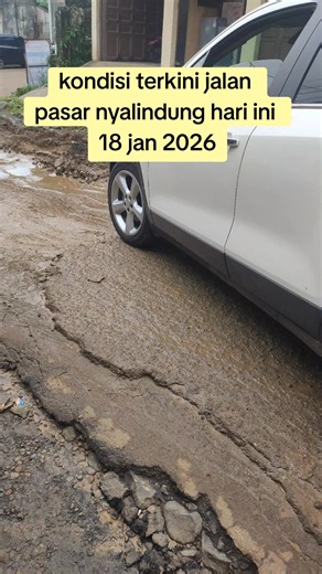semakin hari semakin memprihatinkan jalan yang ada di pasar nyalindung sukabumi sedah terabaikan oleh pemerintah setempat maupun pemerintah kabupaten #jalanrusak #jalanpasrnyalindung #jalanparah