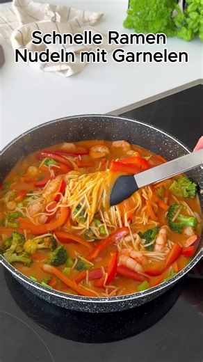 Schnelle Ramen mit Garnelen Schnelle Ramen mit Garnelen, Gemüse und würziger Kokos-Currysauce – ein unkompliziertes, asiatisch inspiriertes Gericht für jeden Tag. Zum Rezept: https://www.foodwerk-blog.de/schnelle-ramen-mit-garnelen/ | foodwerk.de