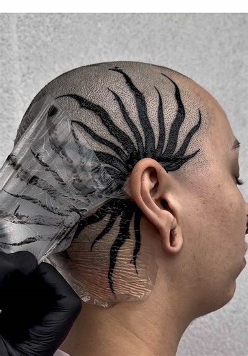 🔥 THE BEST WAY TO TAKE CARE OF YOUR TATTOO 🔥 Video removing the Derm Shield by @elitetattooofficial from @knoblauchbanane’s head tattoo. I usually recommend leaving the Derm Shield on for 1 to 4 days after the tattoo, depending on the area. The best way to remove it is under the shower, letting lukewarm water run over it to make the process easier. In this case, I removed it dry because on the scalp, due to hair growth, it usually comes off more easily. Once removed, wash the tattoo thoroughly