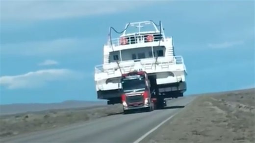 Cruzaron un catamarán "navegando" por la ruta 40 en la Patagonia
