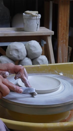 Struggling to Remove Plates From the Pottery Wheel? #throwingskills #potterytips