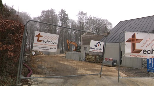 "Berliner Mauer" um Briddel: Bauhär kritt wéinst 5 Meter héijer Mauer e Baustopp