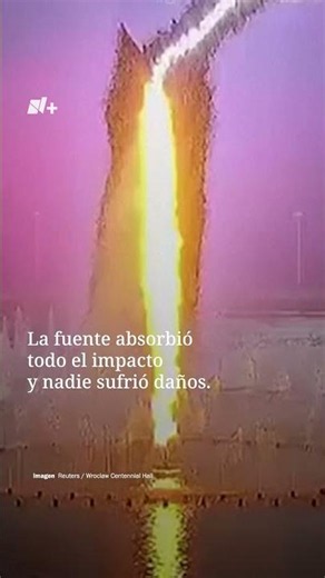 Momento en que un rayo cae sobre una fuente rodeada de niños