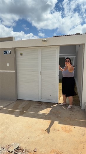 Nova AÇÃO LIBERADA!! Hoje fomos pessoalmente mostrar essa CASA pra vcs... RECÉM construída, NOVINHA, a moça tava limpando quando chegamos pra filmar!!! E pode ser SUA... Vai lá nos STORIES clicar no link pra PARTICIPAR. Sigam agora @rodadadepremios para acompanhar TUDO inclusive o vídeo da ganhadora da AÇÃO PASSADA!! | Jana e Elias CASAS De PRAIA