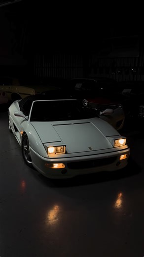 Cultura Carburada on Instagram: "Com vocês o ASMR da icônica Ferrari F355 Spider ano 1995! 🇮🇹🍝 Esse vídeo é um APERITIVO do que ronca esse V8 3.5 de 380cv ao vivo. Câmbio grelha 6 marchas, volante MOMO 355, design Pininfarina, branca e conversível, escapamento em inox, 54 mil milhas, maleta de ferramentas Ferrari... Esse carro é sacanagem pura! É o puro sangue italiano raiz e é a mais nova novidade disponível a venda na @autobiancobr , quem será o felizardo que irá comprá-la? Queria que fosse