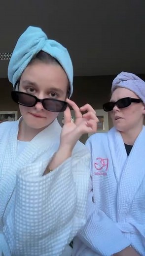 💙Get to know Tanya & Rosie💙 Deze twee gekke dames staan te popelen om jullie harten te veroveren in onze Mamma Mia shows!🪩 Zin in glitter, gelach en een flinke portie drama? Tanya & Rosie zijn er klaar voor, jij ook?! 🎤 #BalletschoolDiaghilev #OntmoetDePersonages #Deel2 #Voorstelling2025 #diaghilevdoesmammamia #MammaMia | Balletschool Diaghilev